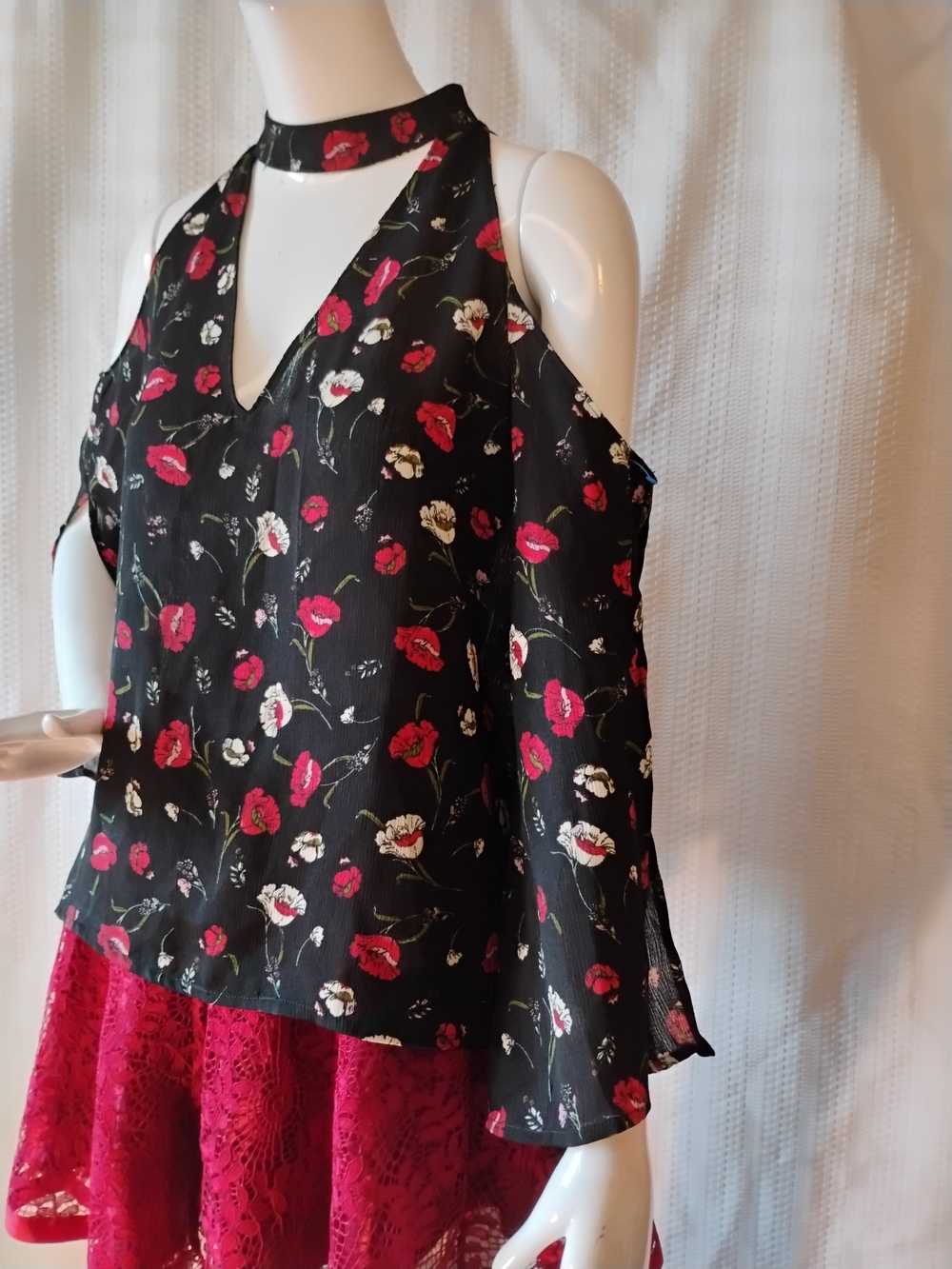 Lush Women's Black Floral Cold-Shoulder V-Neck Top - Unbranded